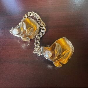 Vintage Sarah Coventry Pair Of Pins Brooches Gold Toned Leaves With Faux Pearl